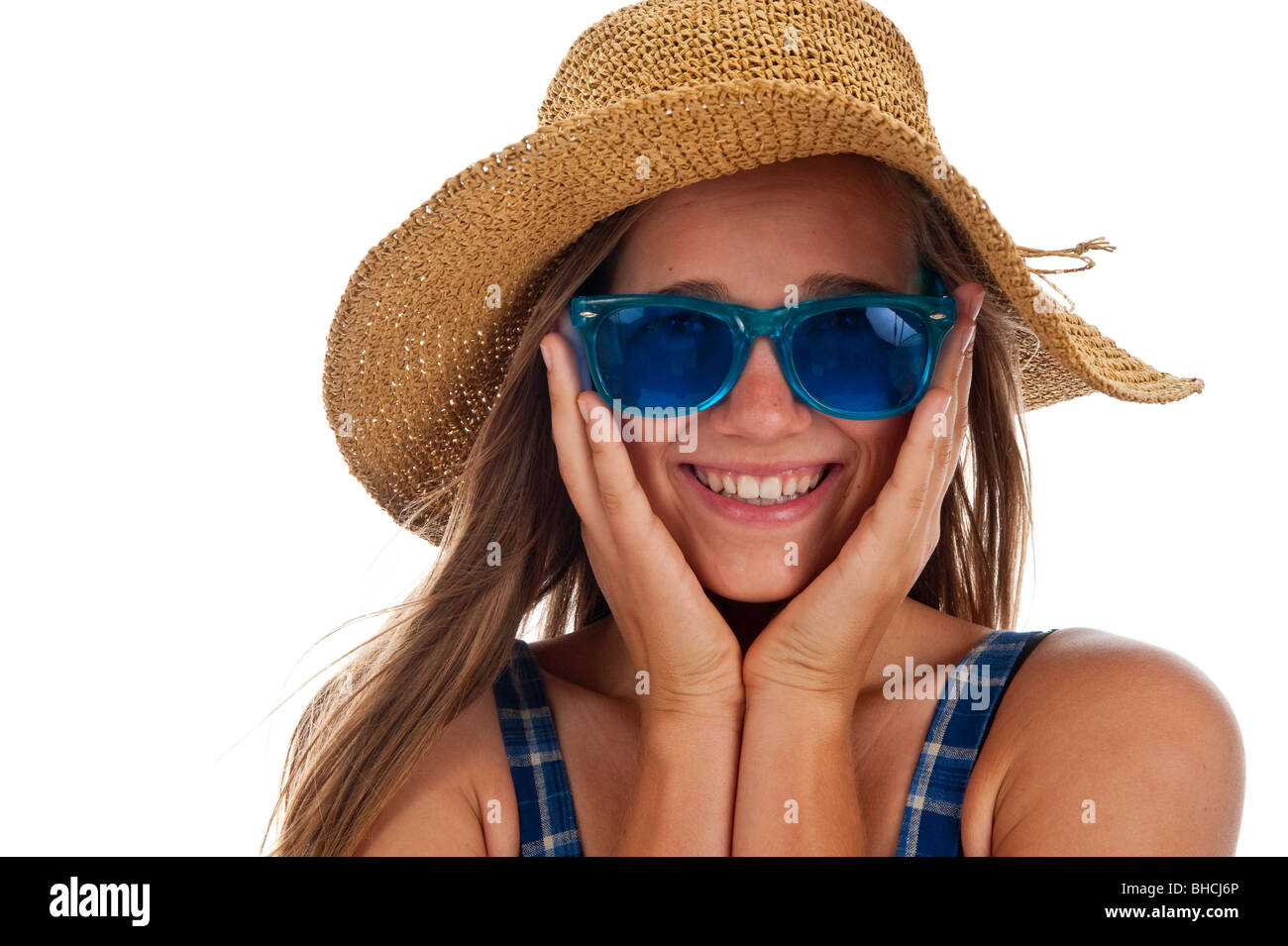 Pretty girl teen in blu di occhiali da sole e un cappello di paglia Foto Stock