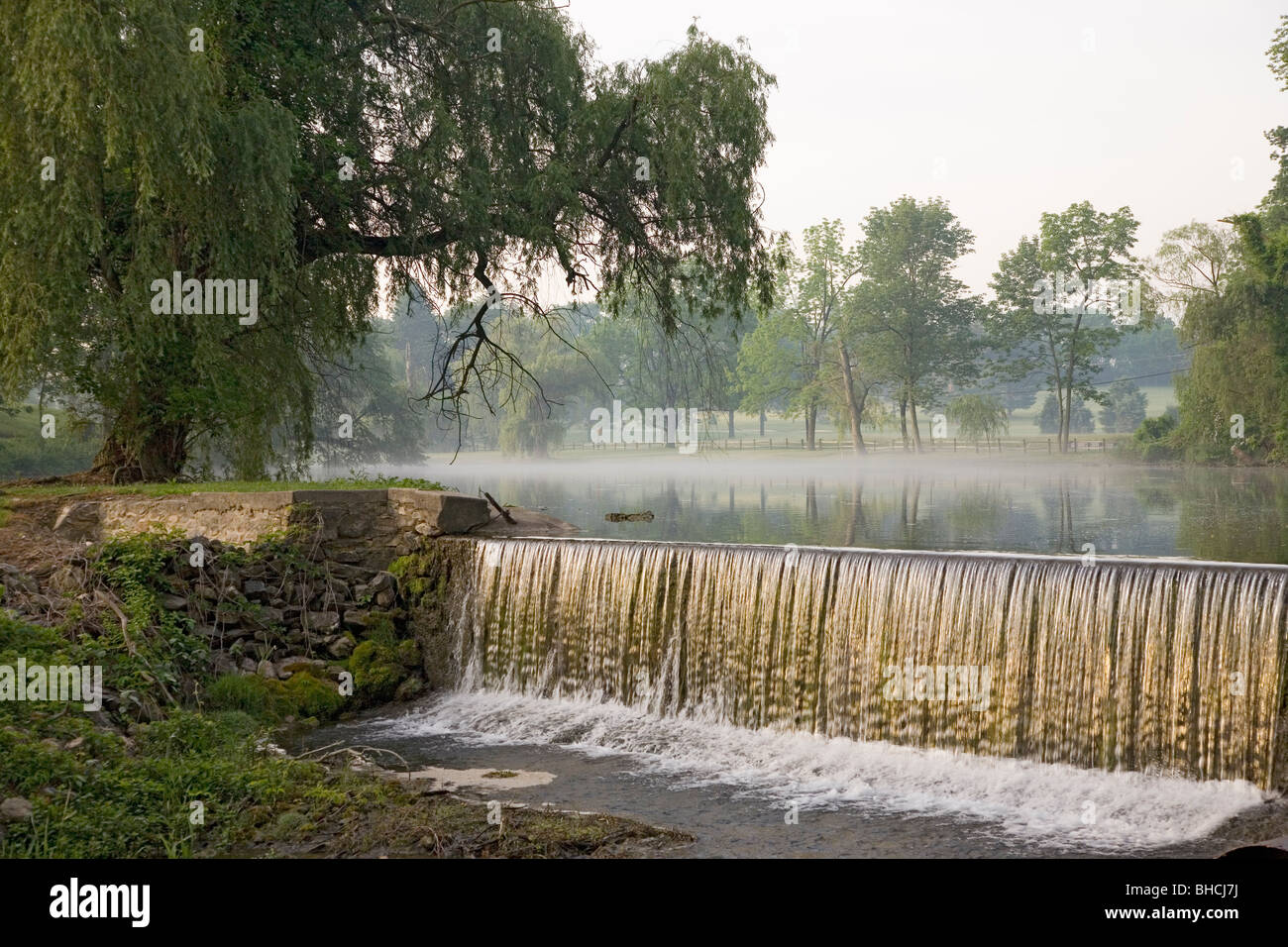 Cascata, al laghetto e la nebbia di mattina presto nella campagna circostante vicino a Philadelphia, Pennsylvania Foto Stock