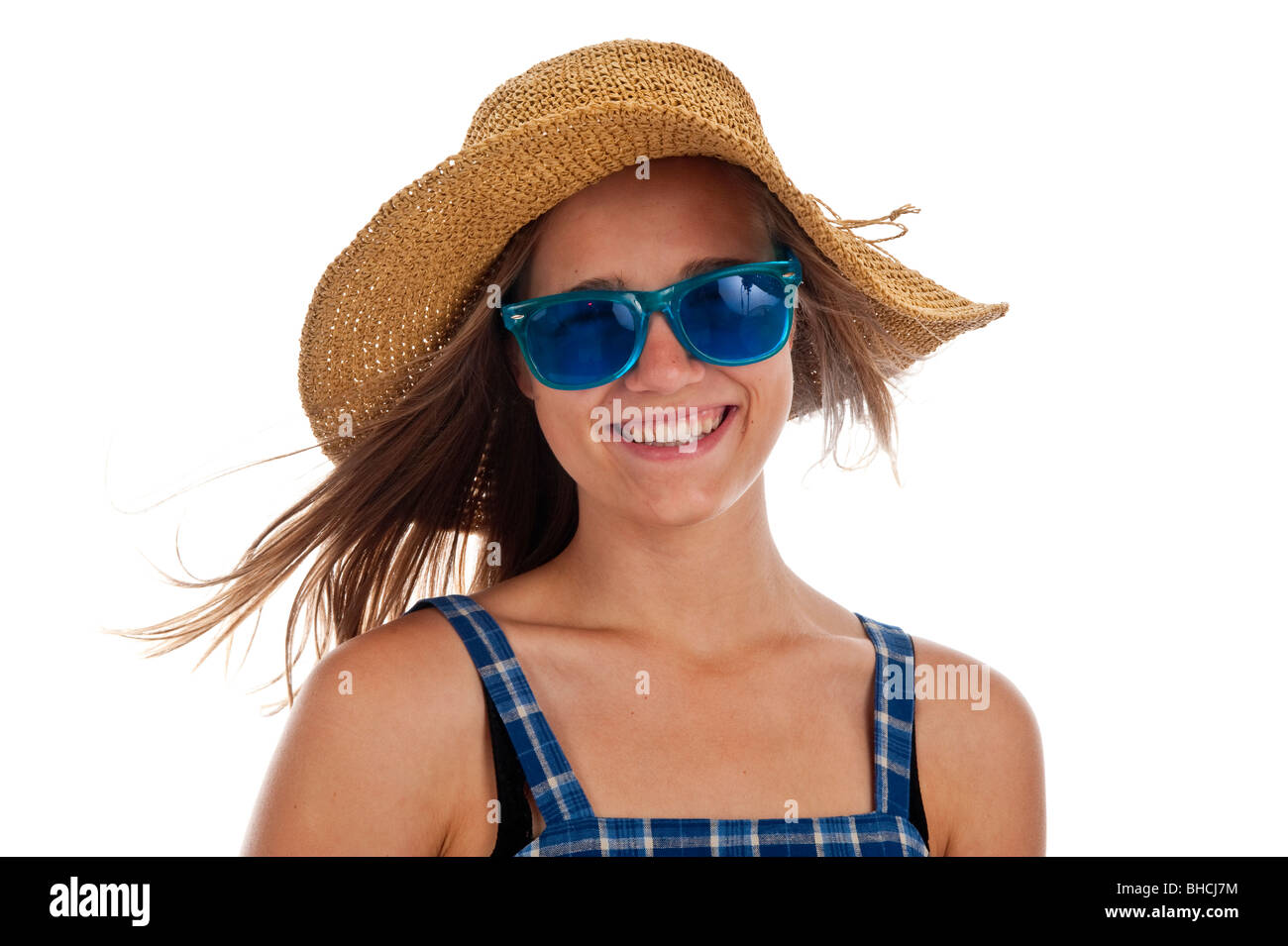 Pretty girl teen in blu di occhiali da sole e un cappello di paglia Foto Stock