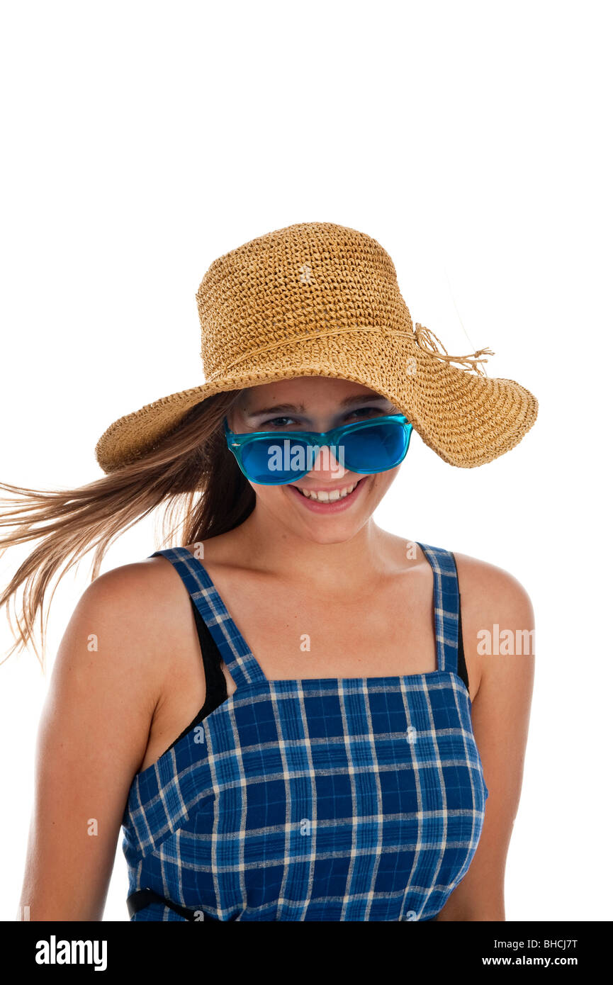 Pretty girl teen in blu di occhiali da sole e un cappello di paglia Foto Stock