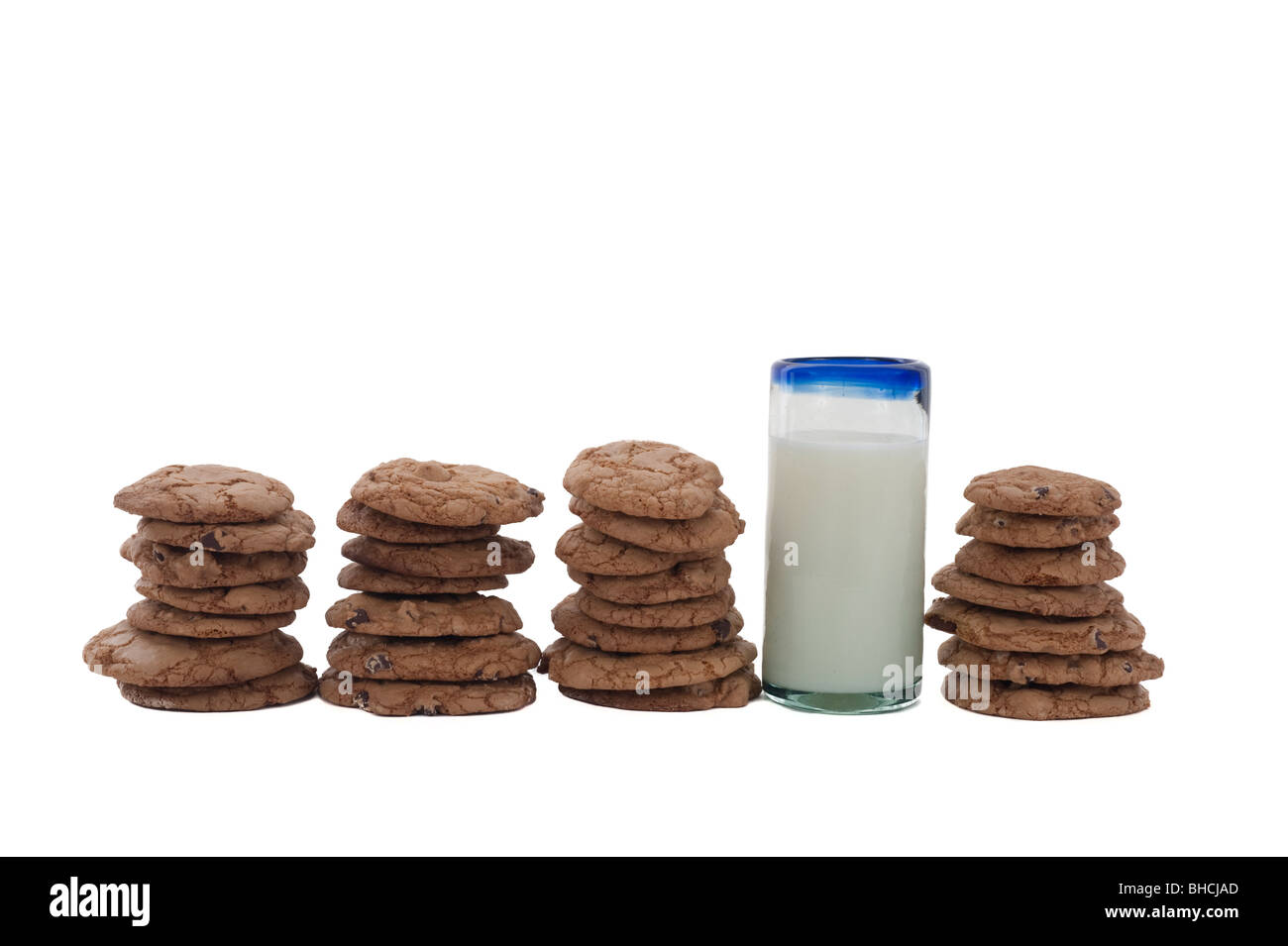 I cookie disposti in una fila con un bicchiere di latte. Foto Stock