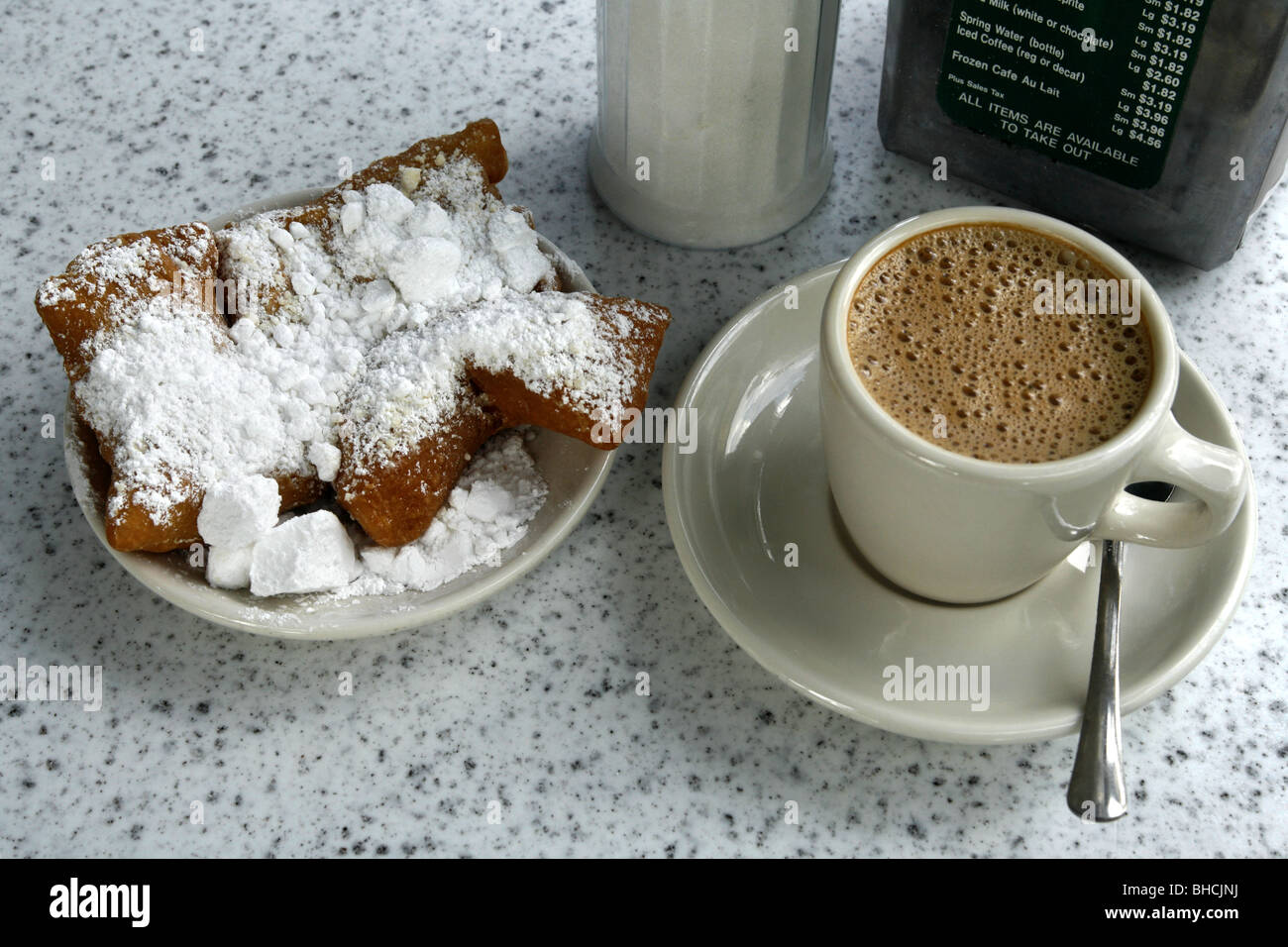 Caffè e Beignets, Café du Monde, quartiere francese, New Orleans, Louisiana, Stati Uniti d'America Foto Stock