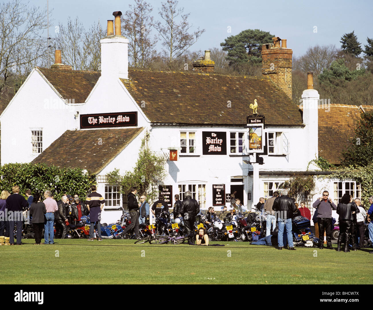 Harley Davidson Moto a bikers rally annuale parcheggiata fuori paese pub sul verde villaggio in Tilford, Surrey, England, Regno Unito Foto Stock