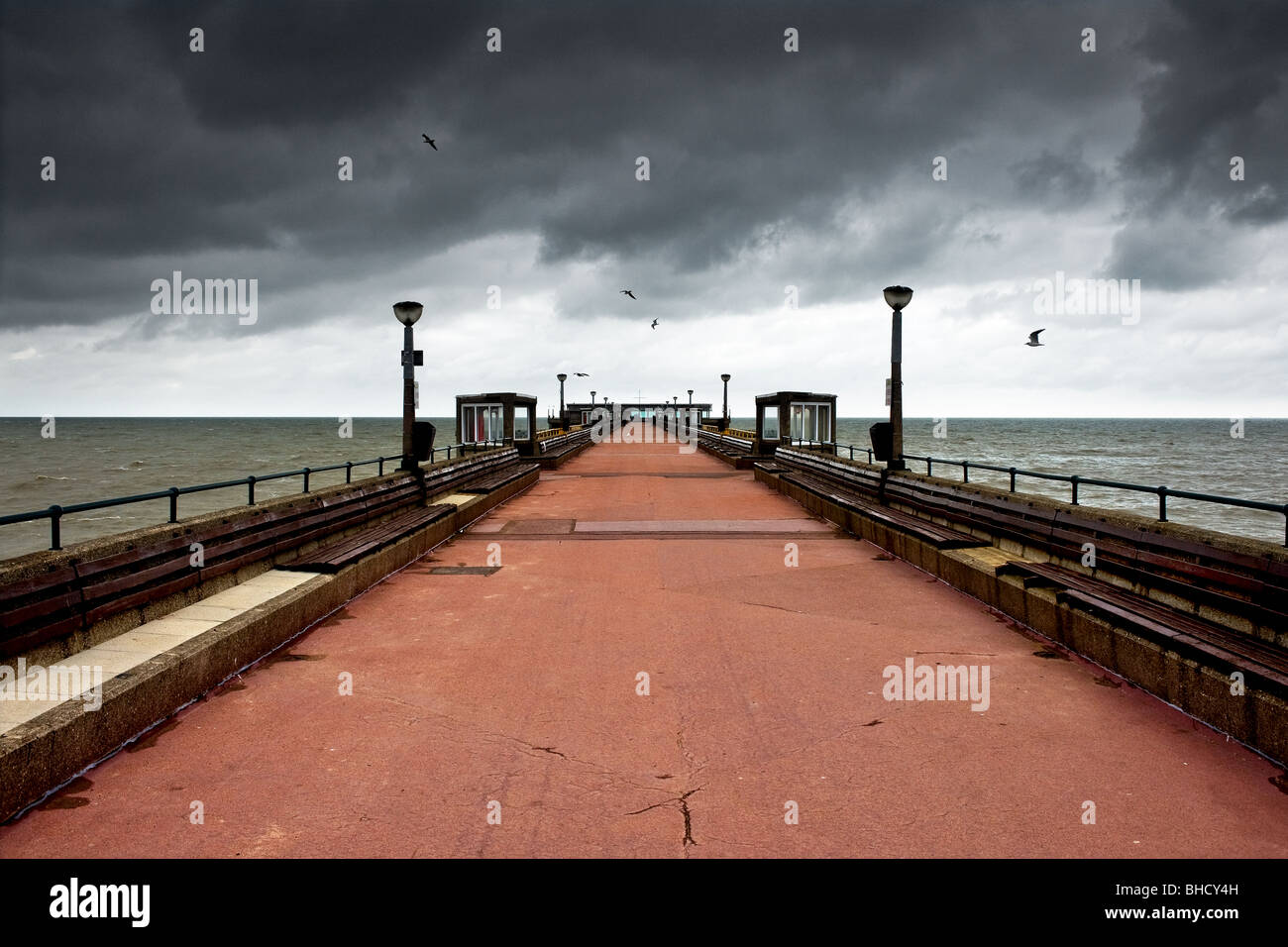 Gabbiani sorvolano trattare Pier nel Kent. Foto Stock
