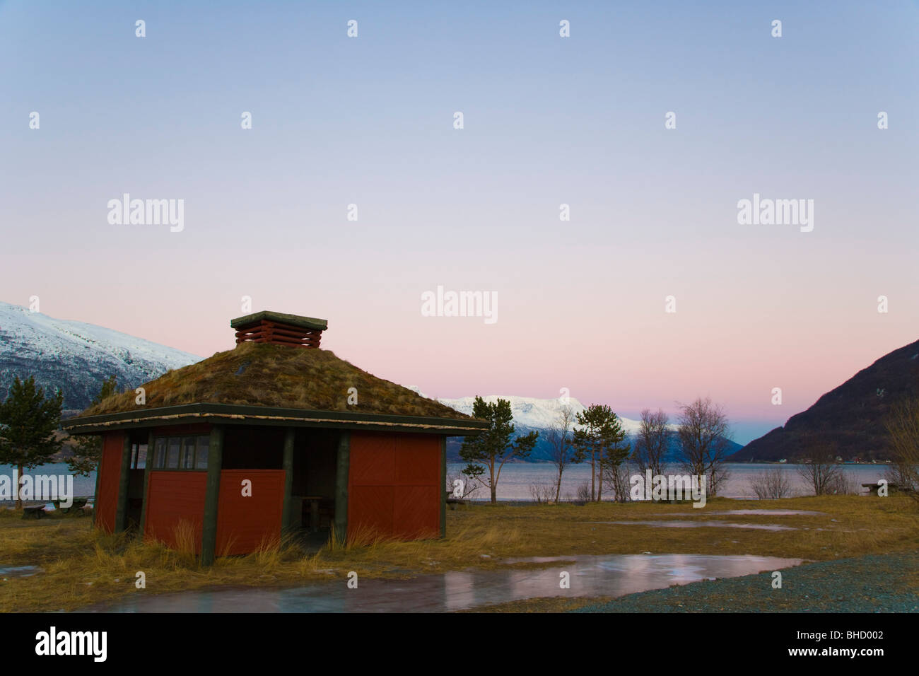 Area pic-nic. Storfjorden. Fiordo di Lyngen. La Norvegia. Notte polare. Foto Stock