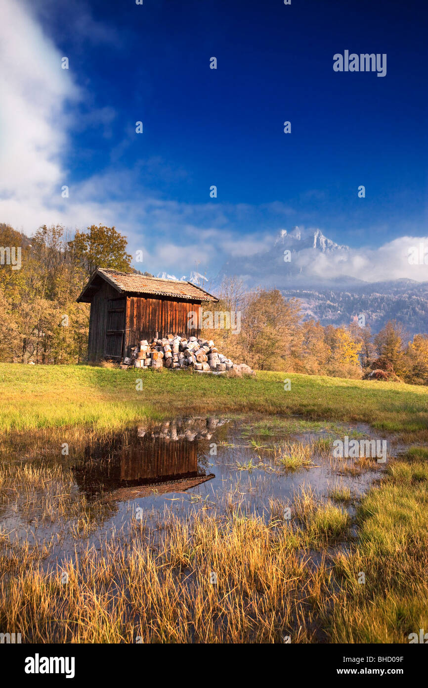 Una capanna accanto a un lago in Valle di Primiero sotto le Pale di San Martino Foto Stock
