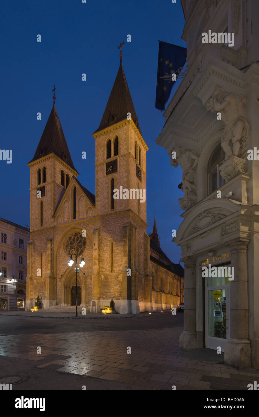 Sarajevo in Bosnia Erzegovina torri della cattedrale e palazzo nel Centro Est Europa angolo alto Foto Stock