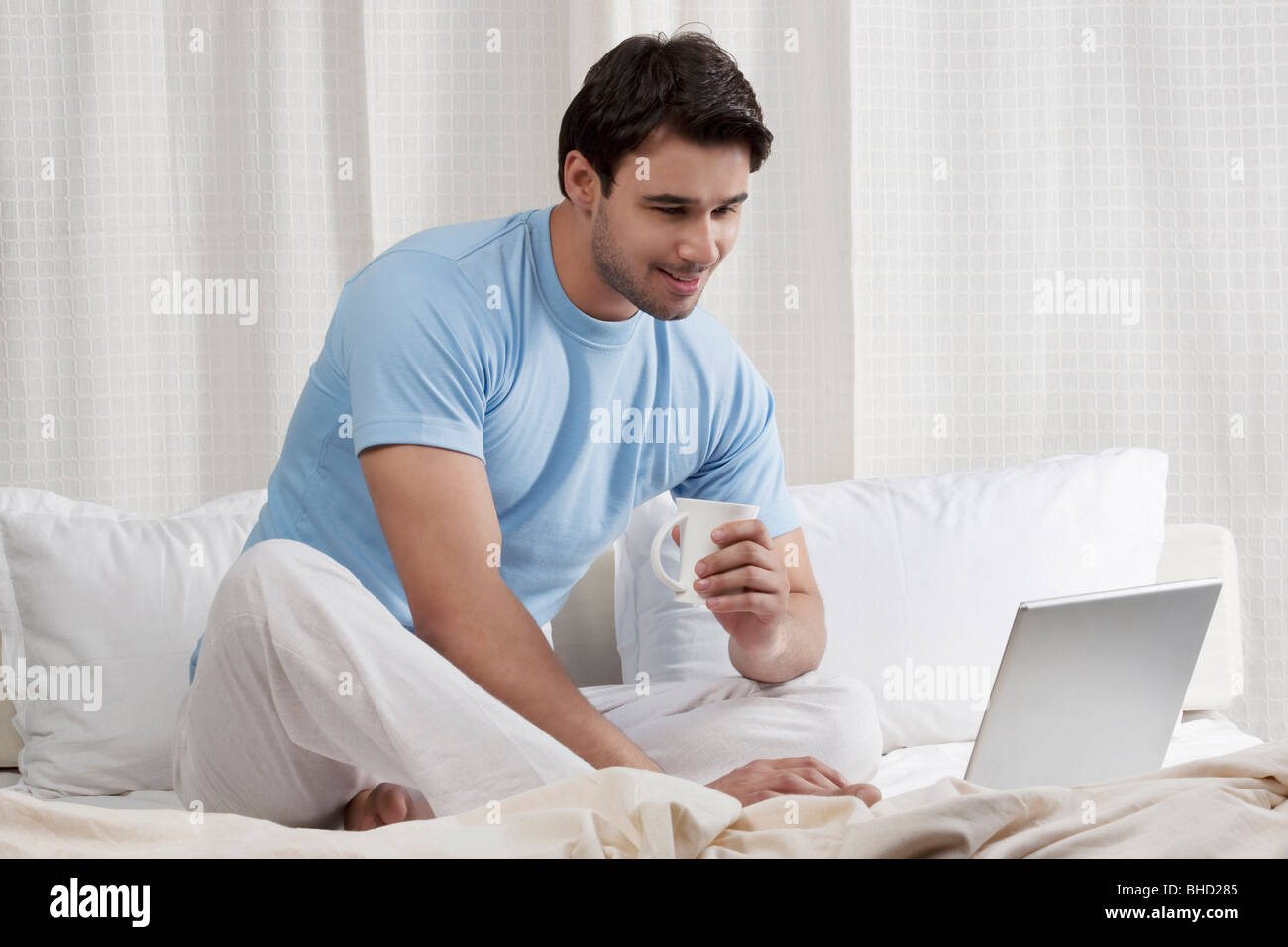 Uomo al lavoro su un notebook Foto Stock
