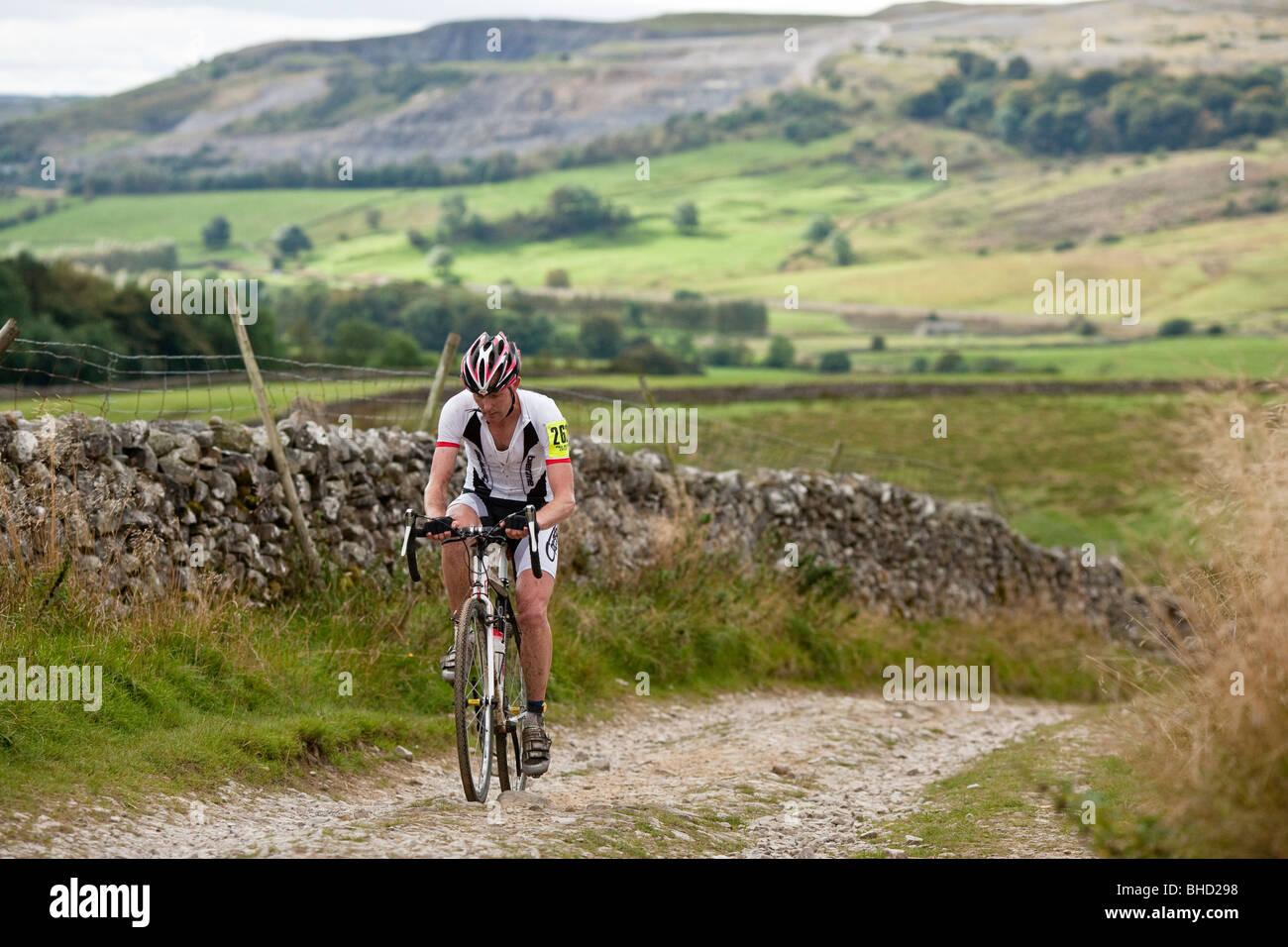 Ciclista corse in salita durante le Tre Cime di Lavaredo Cyclo-Cross nello Yorkshire, Regno Unito Foto Stock