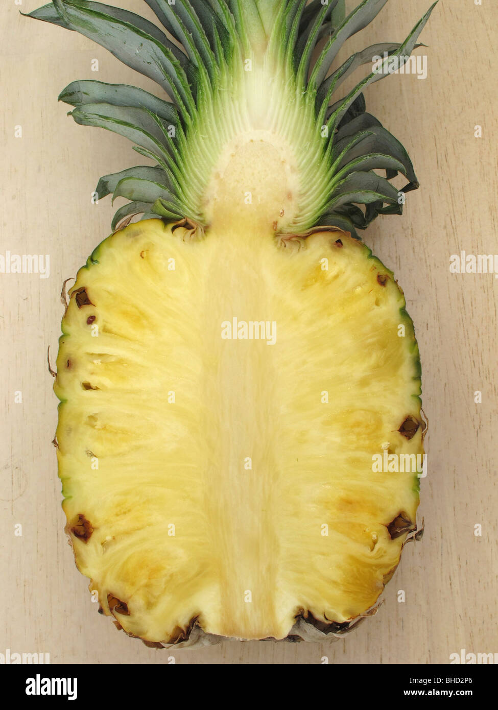 Ananas tagliato a metà Foto Stock