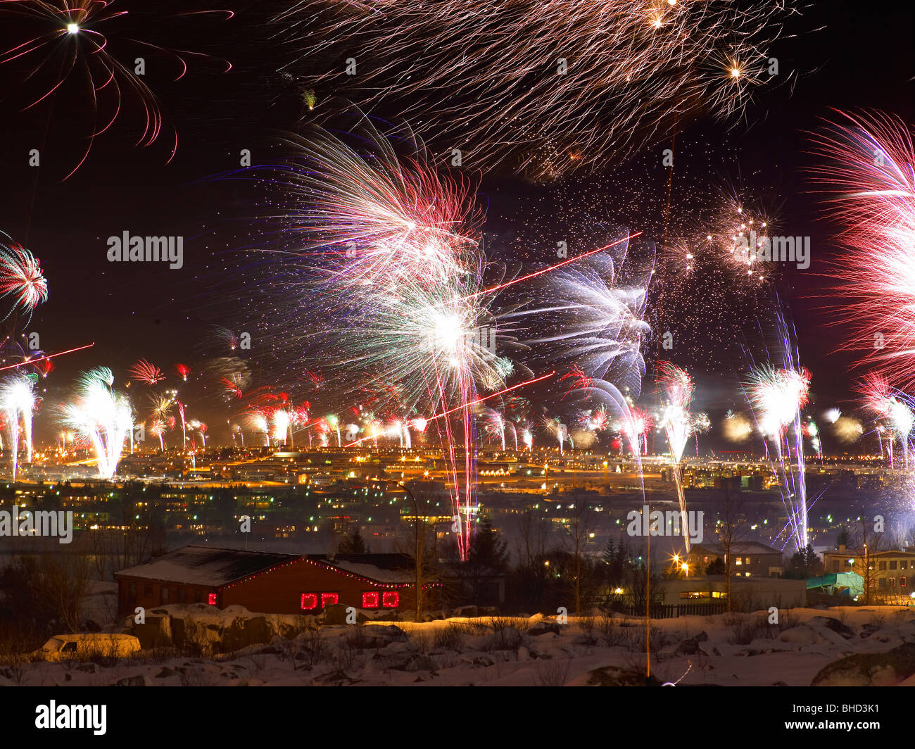 Fuochi d' artificio celebrazione per la Vigilia di Capodanno, Reykjavik, Islanda Foto Stock