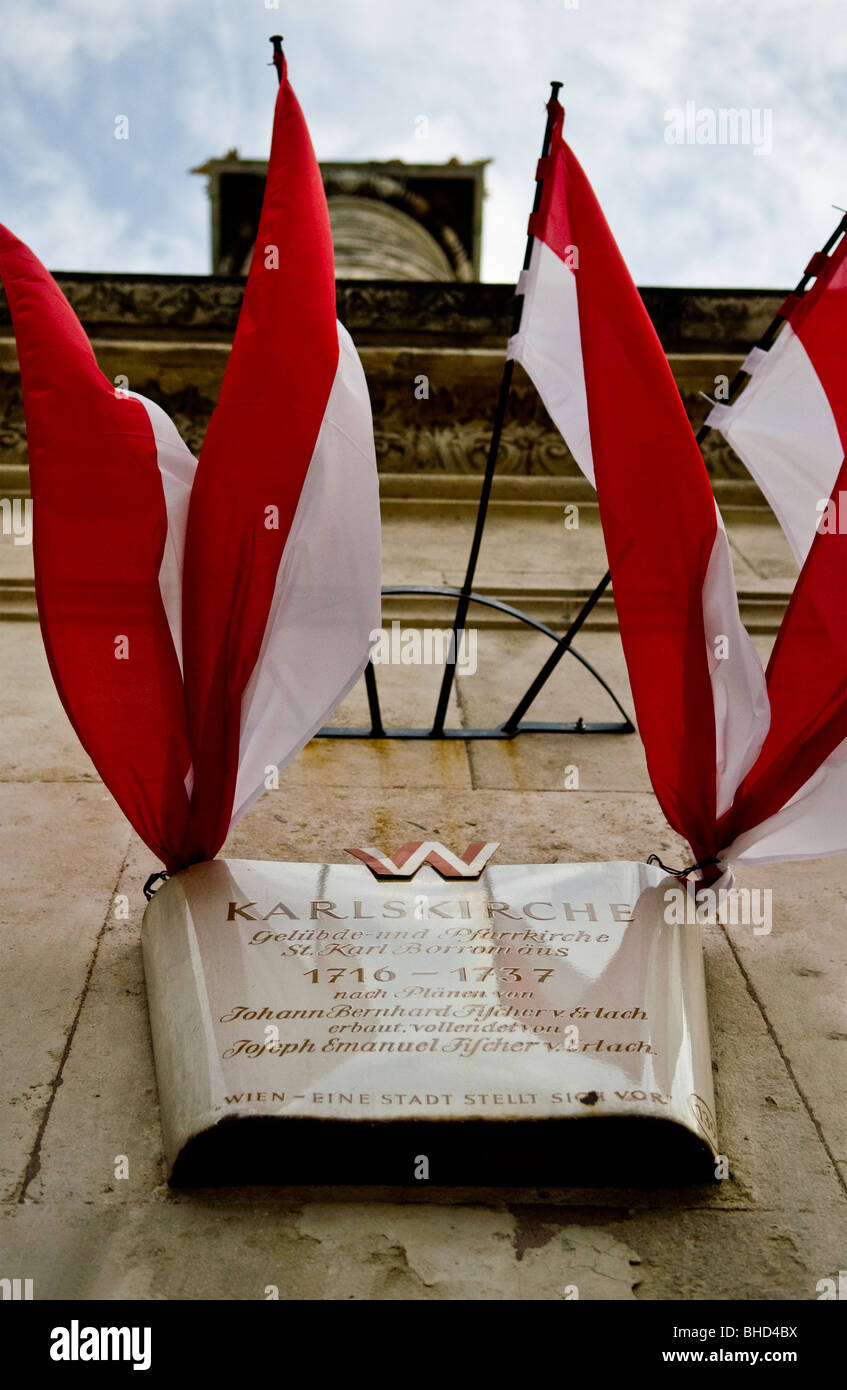 Il famoso bandiere rosse a Vienna la Karlskirche, Vienna, Austria Foto Stock