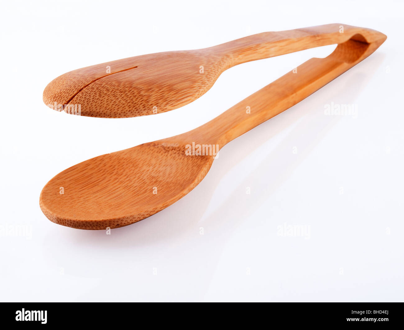 Cucchiai di legno di bambù - utensile tradizionale isolato su bianco Foto Stock