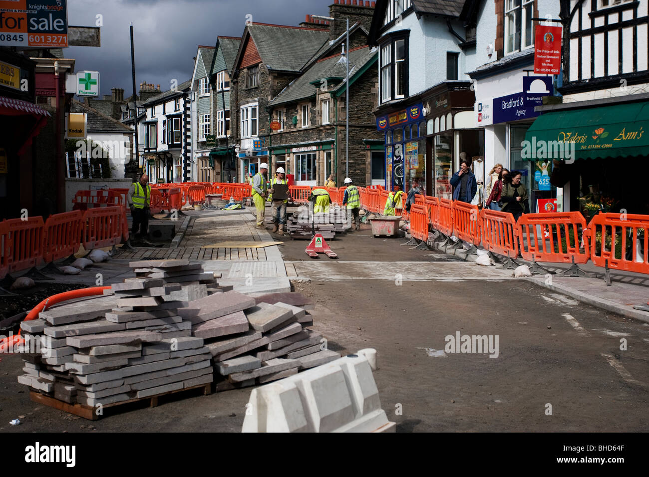 Lavori stradali - Nessuna barriera di viaggio - Capitolo 8 barriera sito temporaneo di recinzioni e barriere pedonali Windermere Town Center Enhancement Foto Stock