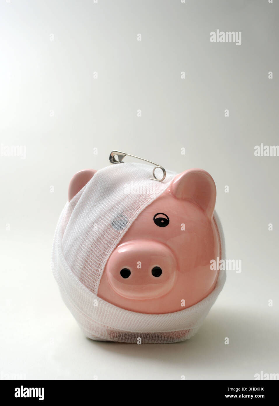 Bendato/feriti PIGGYBANK CON PERNO DI SICUREZZA RE finance risparmio recessione denaro prestiti crisi danni finanziari ETC REGNO UNITO Foto Stock