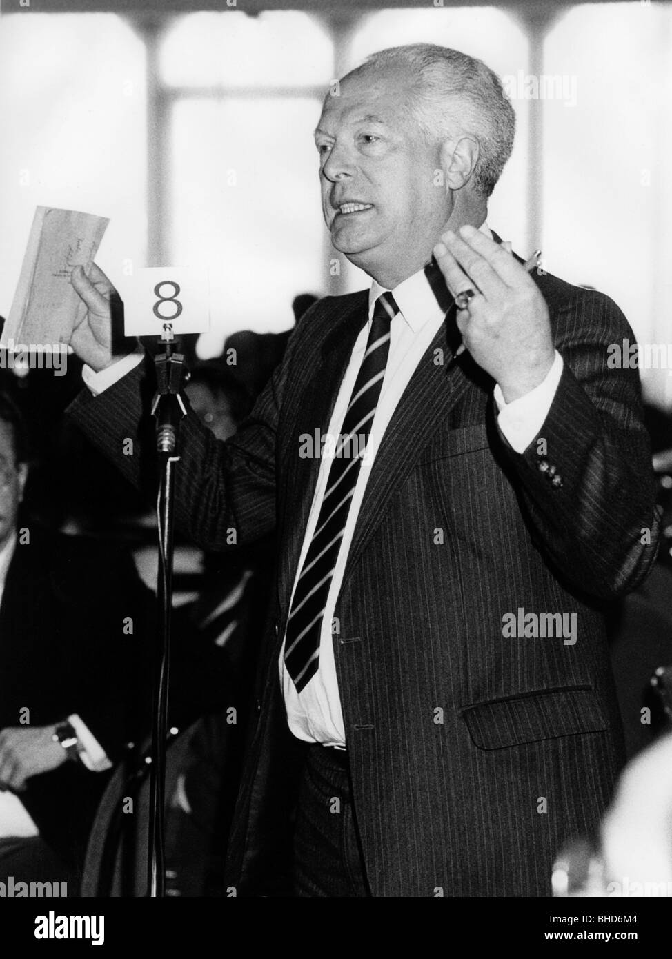 Hoelder, Egon, 30.5.1927 - 2.9.2007, funzionario pubblico tedesco, presidente dell'Ufficio federale di statistica, a metà lunghezza, gesticolando, in occasione di una riunione del partito liberale tedesco (FDP), gennaio 1986, Foto Stock