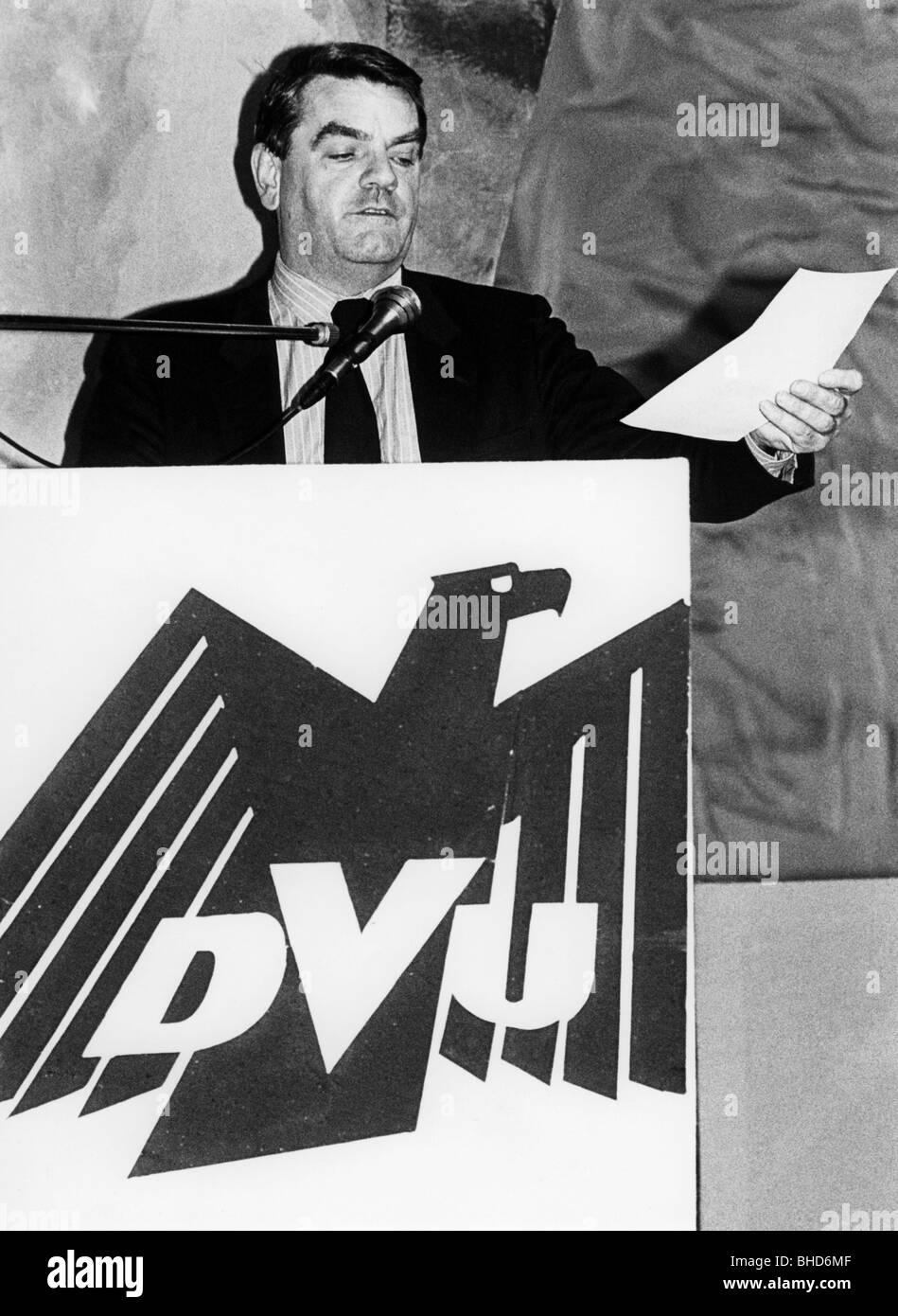 Irving, David John Cawdell, * 24.3.1938, storico inglese, autore/scrittore, a mezza lunghezza, ospite ospite in una riunione del partito estremista tedesco di destra "Deutsche Volksunion" (Unione Popolare tedesca), Monaco di Baviera, 19.1.1986, Foto Stock
