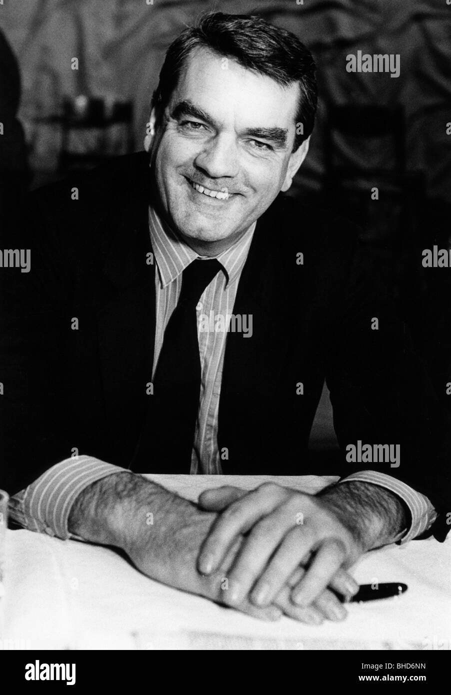 Irving, David John Cawdell, * 24.3.1938, storico inglese, autore/scrittore, a mezza lunghezza, ospite ospite in una riunione del partito estremista tedesco di destra "Deutsche Volksunion" (Unione Popolare tedesca), Monaco di Baviera, 19.1.1986, Foto Stock