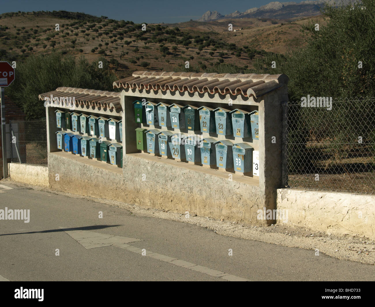 Residenziale rurale di cassette postali, Spagna, oliveto e colline in background. Giornata di sole e cielo blu. Foto Stock
