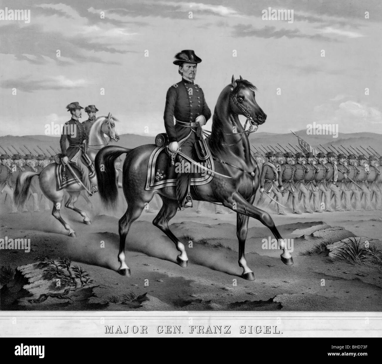 Il maggiore generale Franz Sigel, ritratto a figura intera cavalcare con truppe marciando in formazione. USA LA GUERRA CIVILE Foto Stock