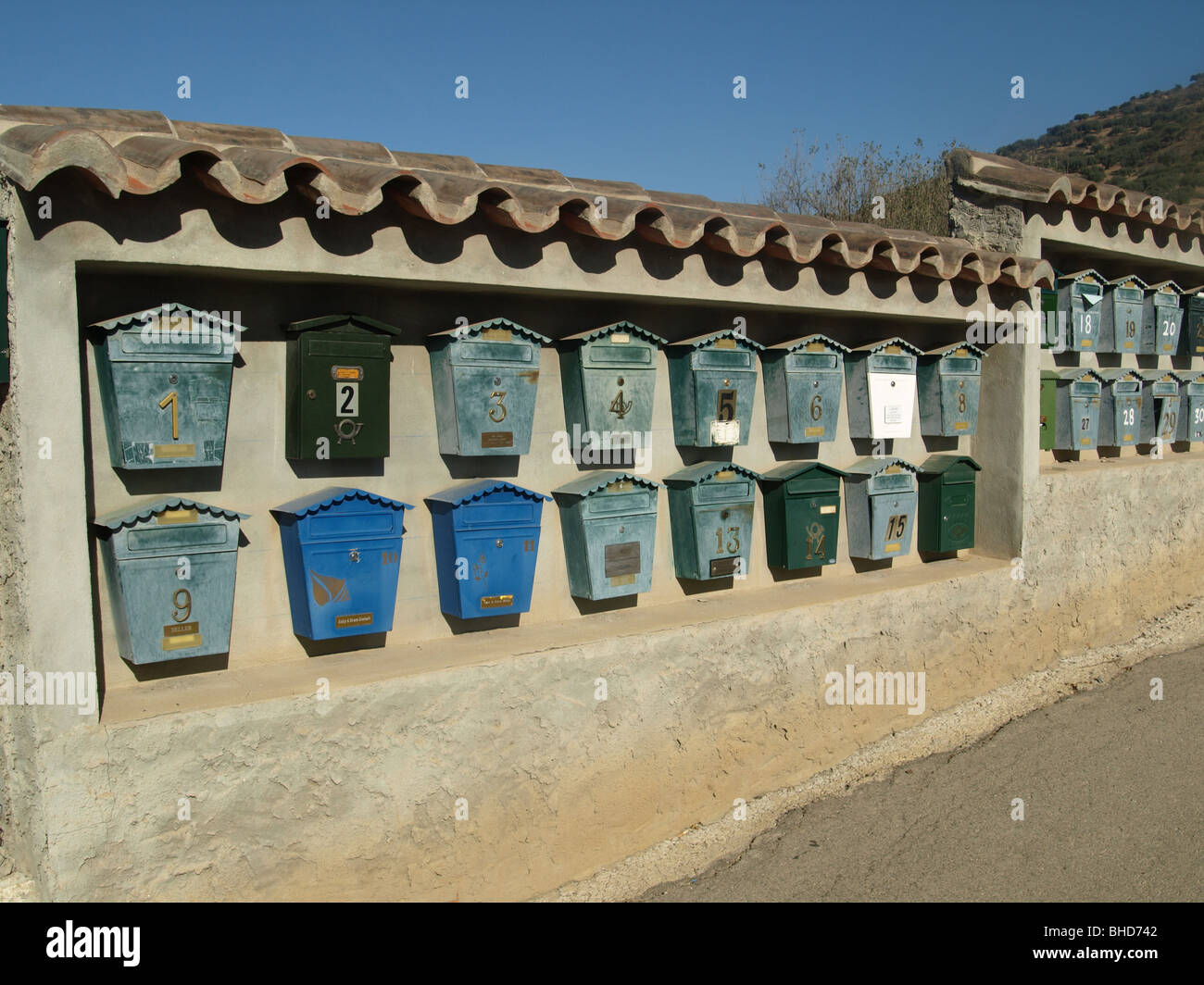 Metallo caselle di posta, Spagna, urbanizzazione residenziale posizionato su appositamente costruite parete con la sporgenza del tetto giornata soleggiata collina nel retro Foto Stock