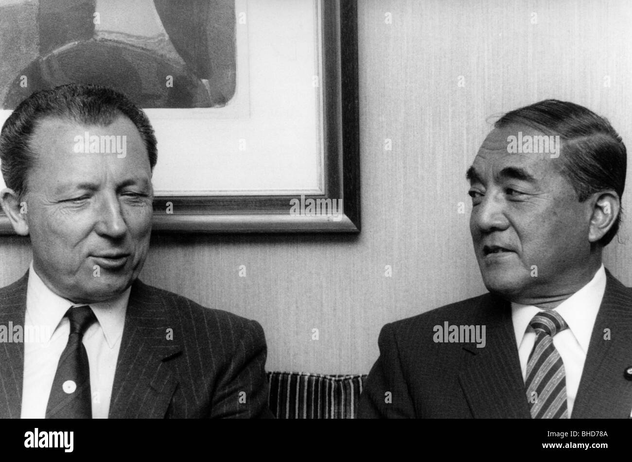 Delors, Jacques, * 20.7.1925, politico francese (PS), presidente della Commissione europea 6.1.1985 - 22.2.1995, con il primo Ministro del Giappone Nakasone Yasuhiro, circa 1986, Foto Stock