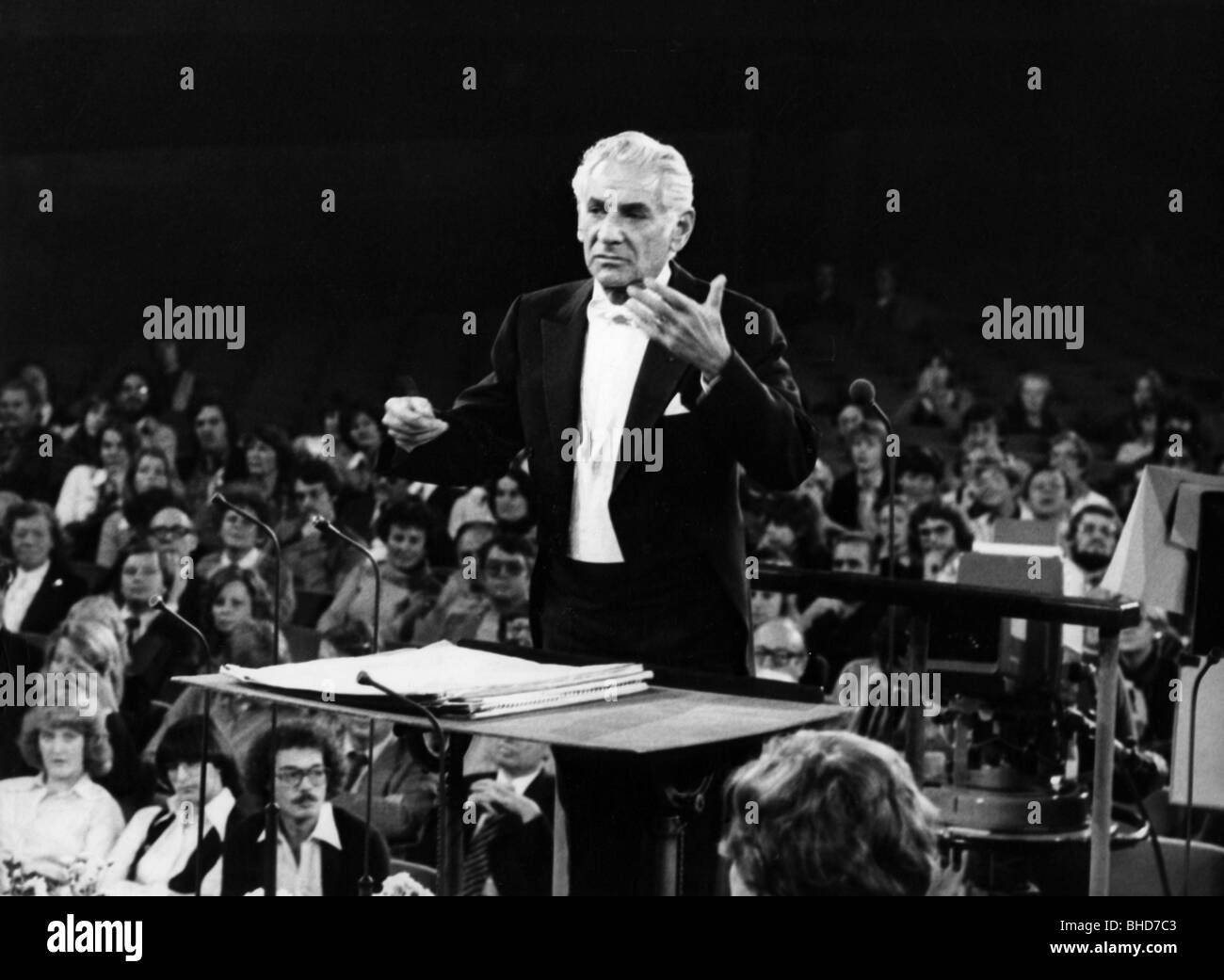 Bernstein, Leonard, 25.8.1918 - 14.10.1990, direttore d'orchestra statunitense, compositore, half length, Conductor, 1980s, Foto Stock