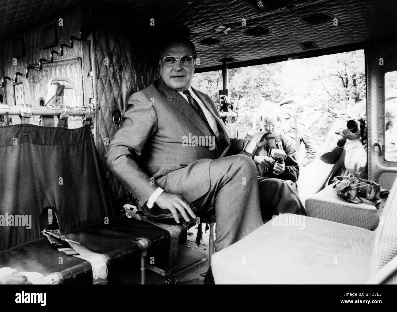 Kohl, Helmut, * 3.4.1930, politico tedesco (CDU), cancelliere federale 4.10.1982-26.10.1998, in elicottero Bell UH-1 delle Forze armate tedesche, 1980s, Foto Stock