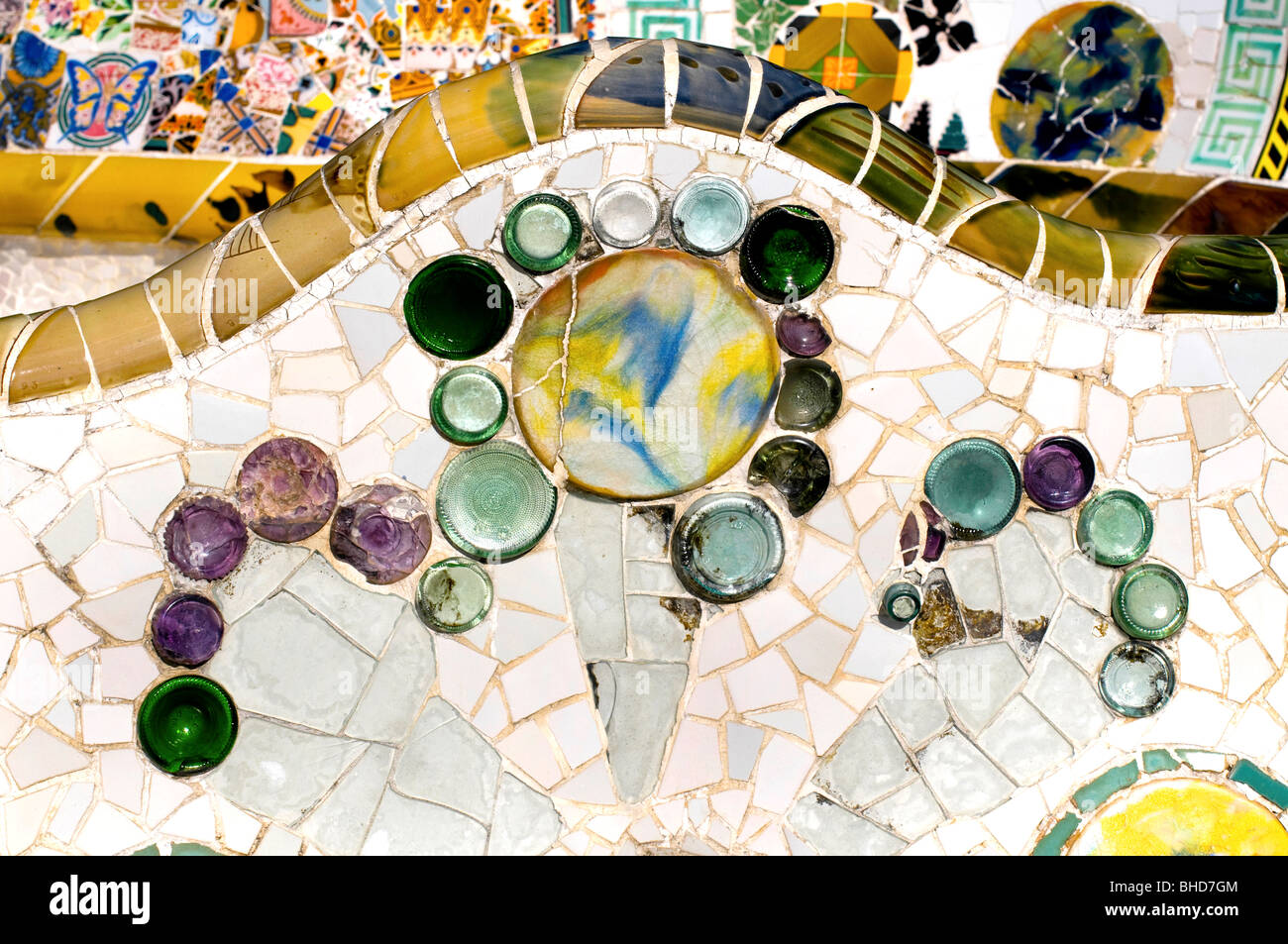 Antoni Gaudi lavoro di mosaico sulla terrazza principale al Parco Guell, Barcellona, Spagna Foto Stock