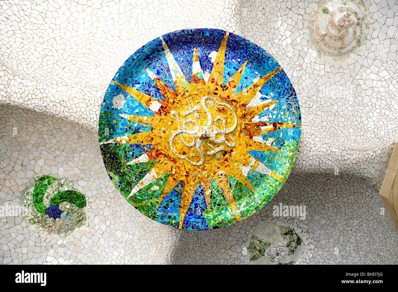 Unico mosaico di piastrelle in Parc Guell, Barcellona, Spagna Foto Stock