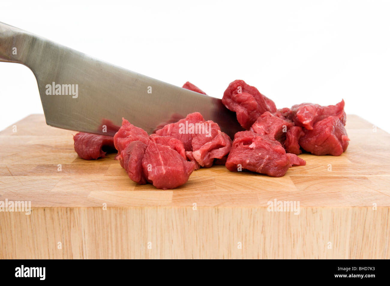 Tagliata a cubetti cottura carne di manzo sul tagliere con coltello carving Foto Stock
