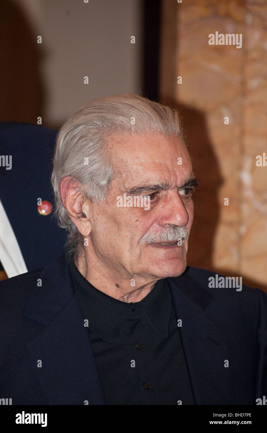 Omar Sharif dando un libro lettura presso la American University del Cairo, Egitto, febbraio 2010, celebrando il University Press. Foto Stock