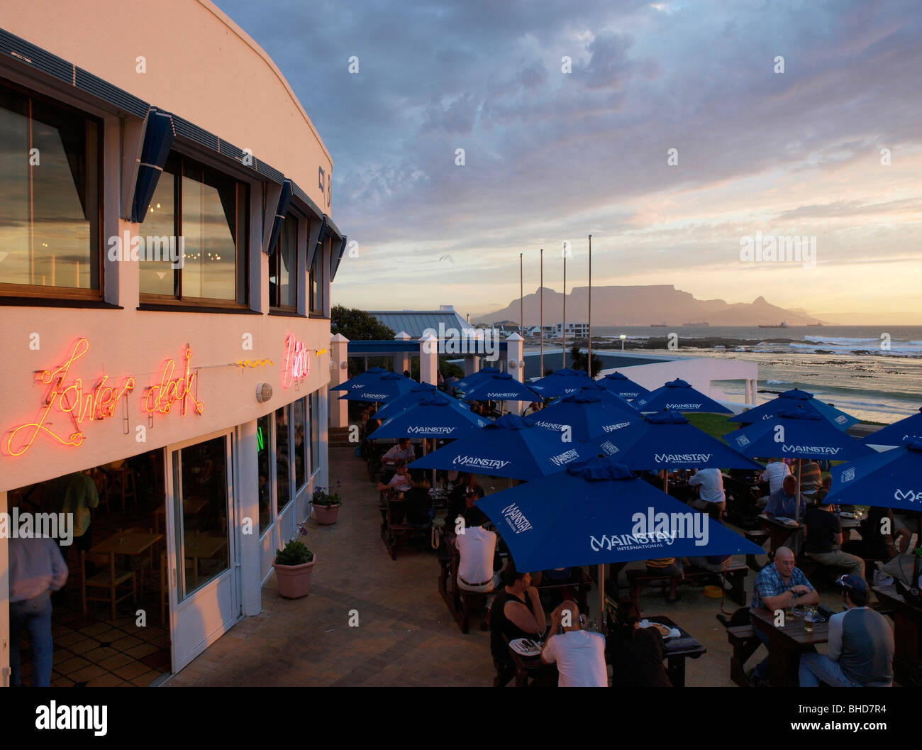 Le persone sulla terrazza del blu Pietro Ristorante e hotel a Bloubergstrand Table Bay in Sud Africa Foto Stock