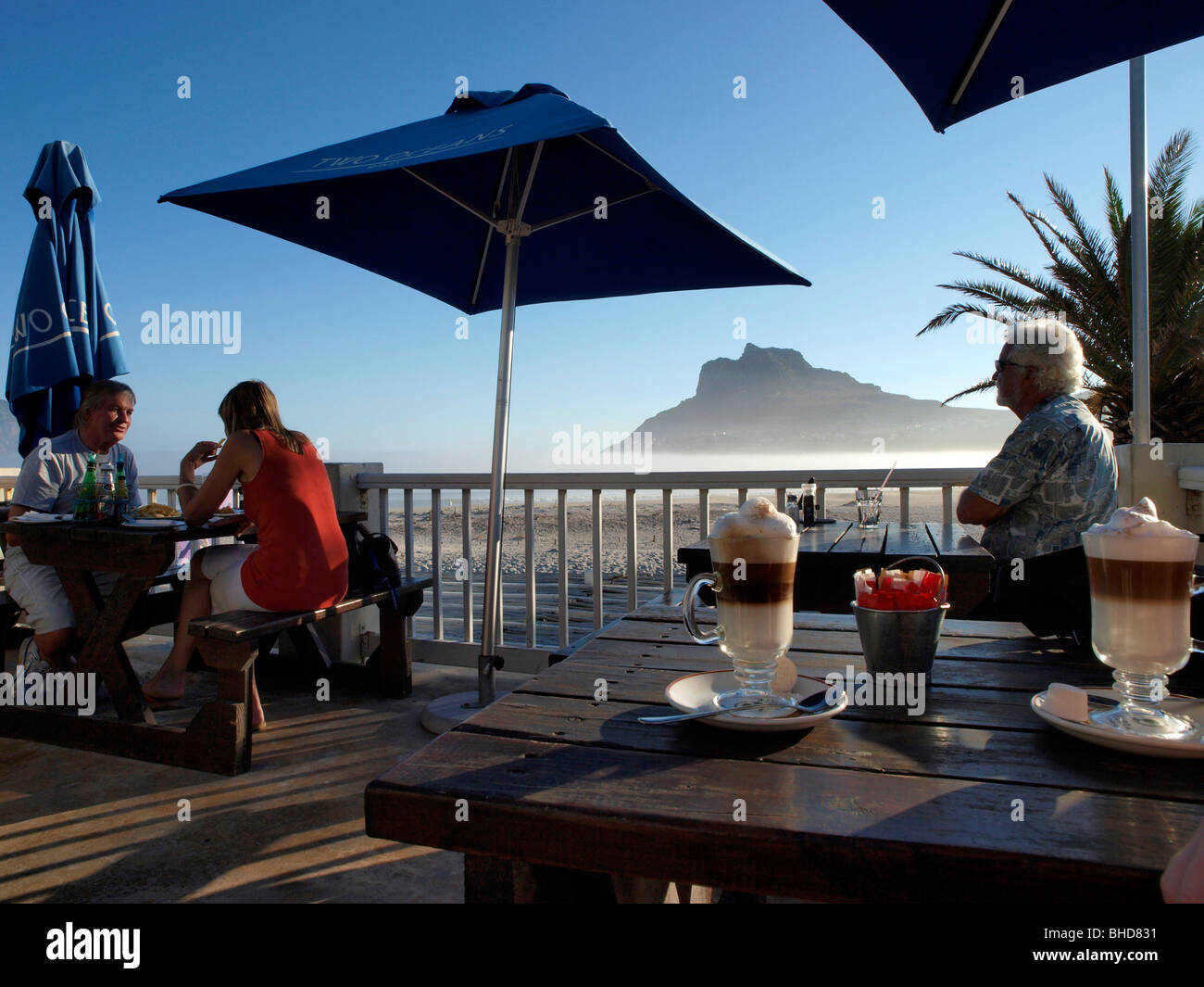 Balcone del ristorante Cafe sul fronte spiaggia in Hout Bay Penisola del Capo Sud Africa Foto Stock