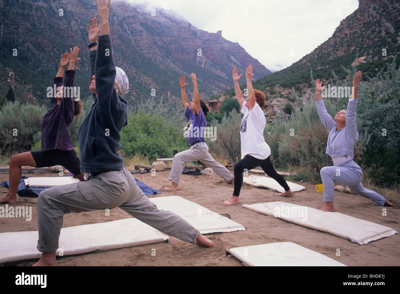 Le donne a praticare lo yoga al di fuori Foto Stock
