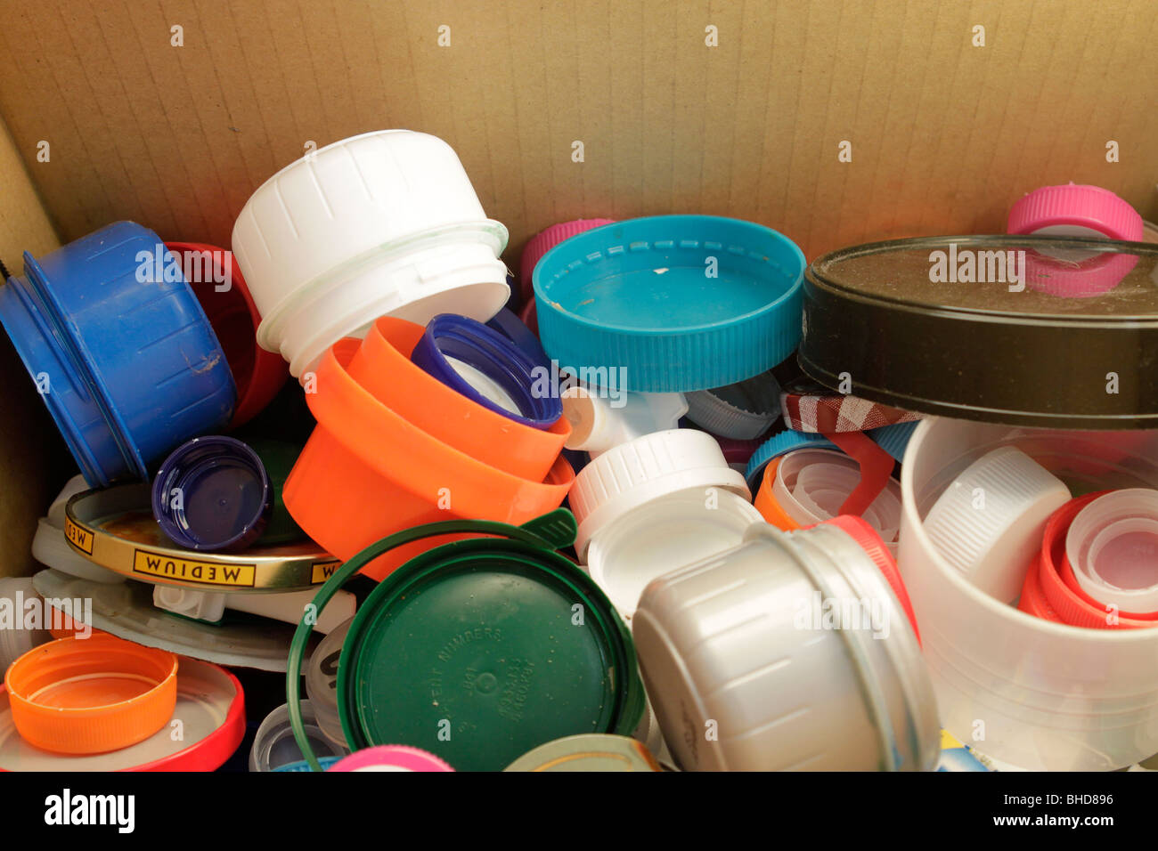 Sportelli e coperchi in una scatola di cartone al centro di riciclaggio Foto Stock