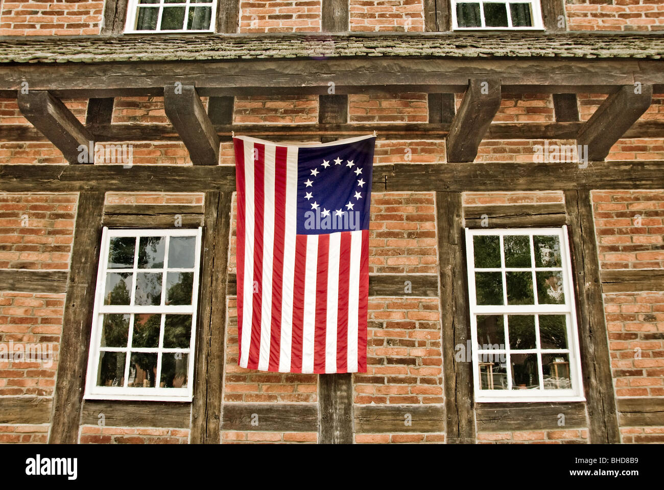 La prima bandiera degli Stati Uniti contenuti 13 stelle progettato da Betsy Ross, sul palazzo della Vecchia Salem in Winston-Salem, Carolina del Nord Foto Stock