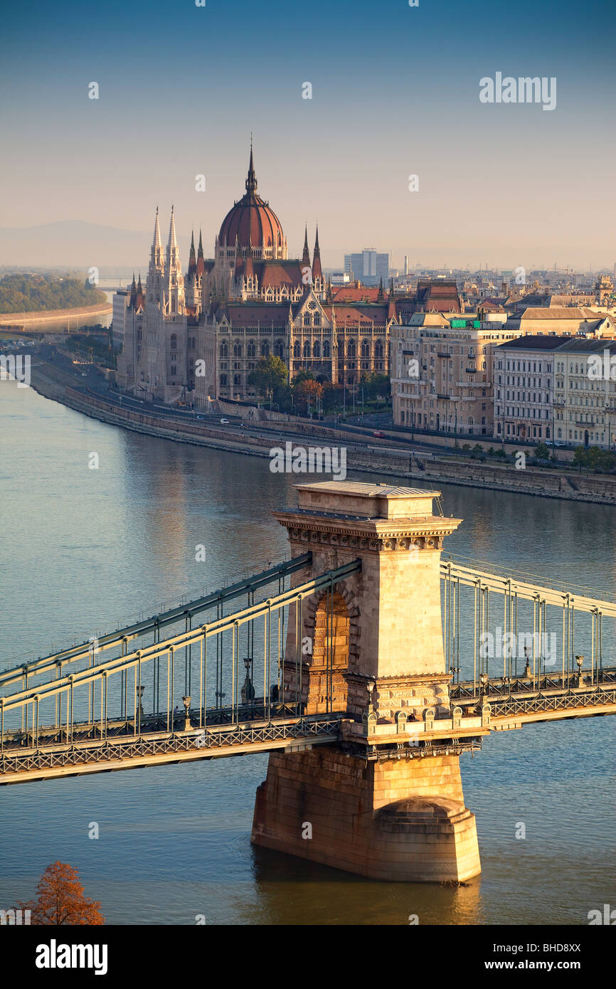 Vista panoramica su Budapest al tramonto con il fiume Danubio e la Casa del Parlamento e il Ponte delle Catene Foto Stock