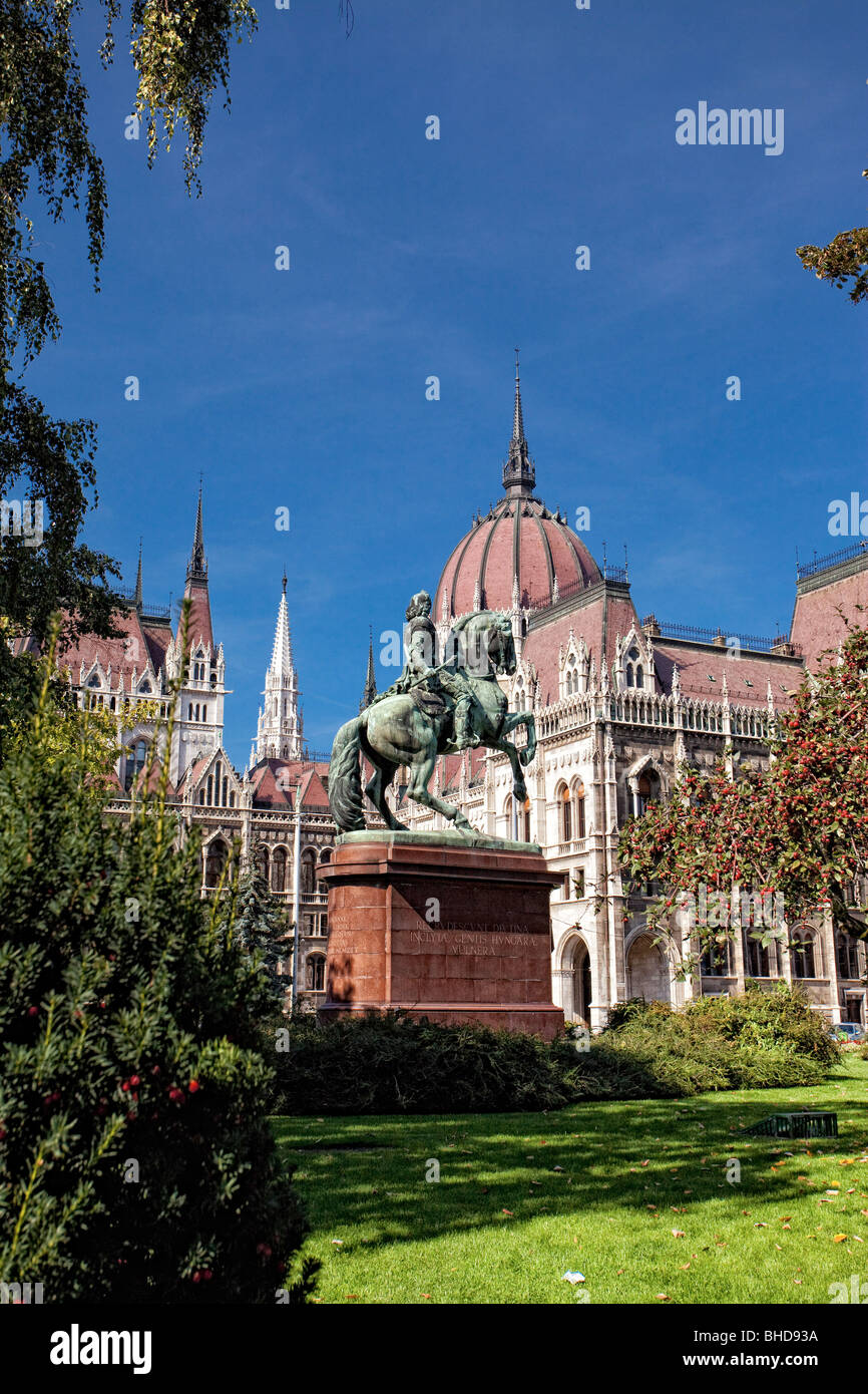 Statua di fronte al palazzo del parlamento a Budapest Foto Stock