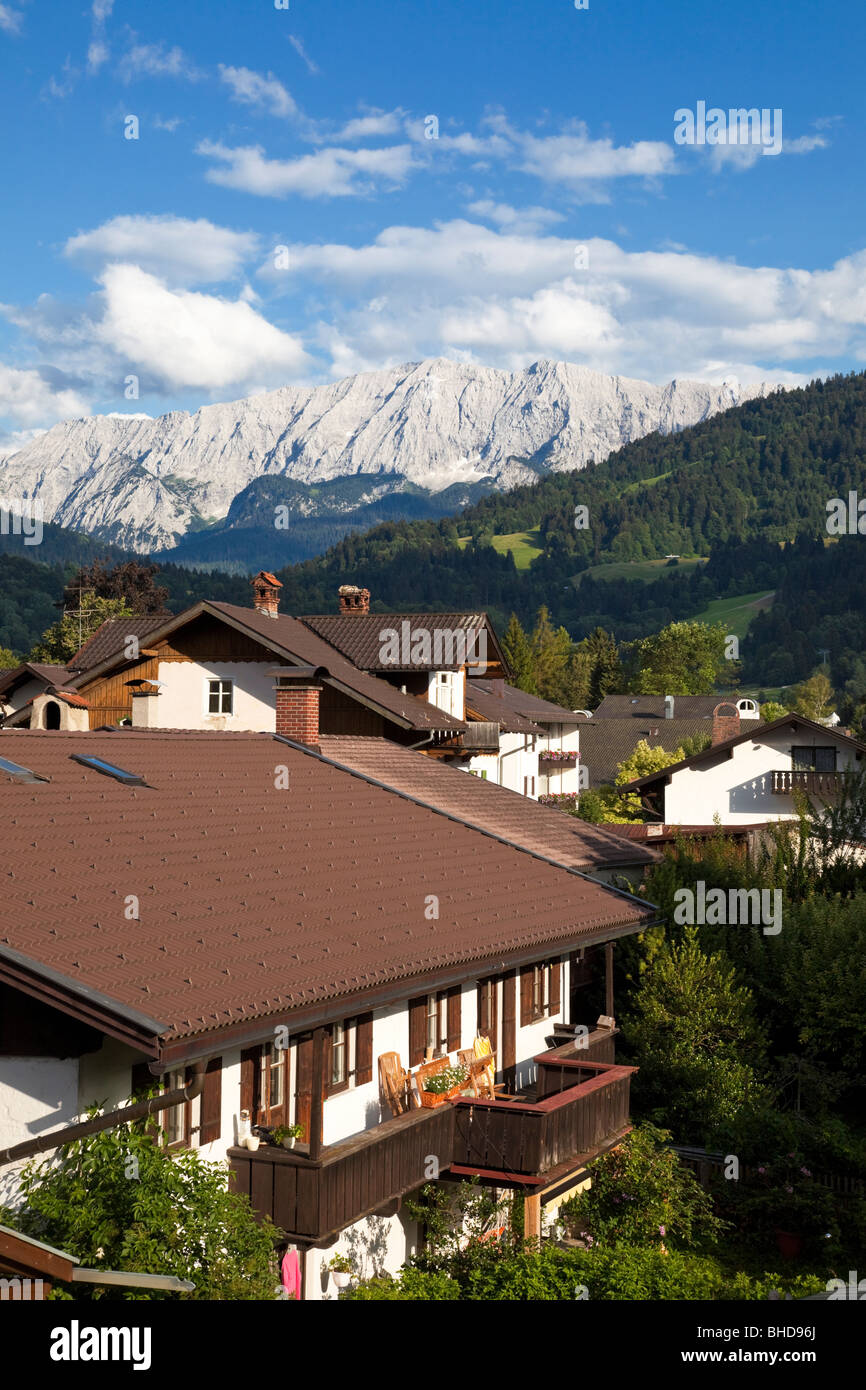 Montagne del Wetterstein viste sui tetti di Garmisch Partenkirchen nelle alpi bavaresi, Baviera, Germania, Europa Foto Stock