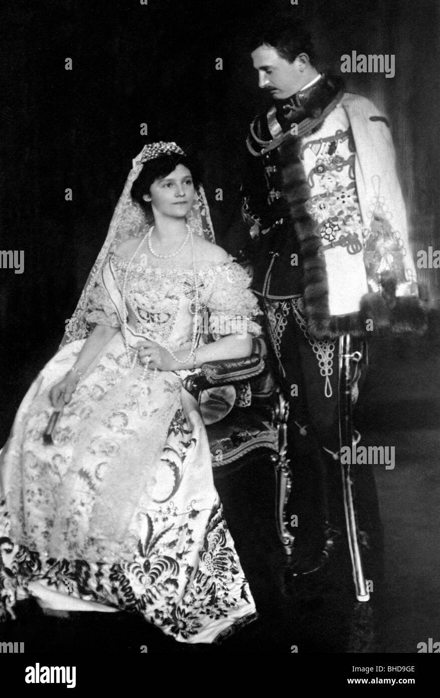 Carlo i, 17.8.1887 - 1.4.1922, Imperatore d'Austria 1916 - 1918, in uniforme di gala ungherese, con sua moglie Zita, cartolina fotografica, foto di Kardos Noeverek, Budapest, 1916, Foto Stock
