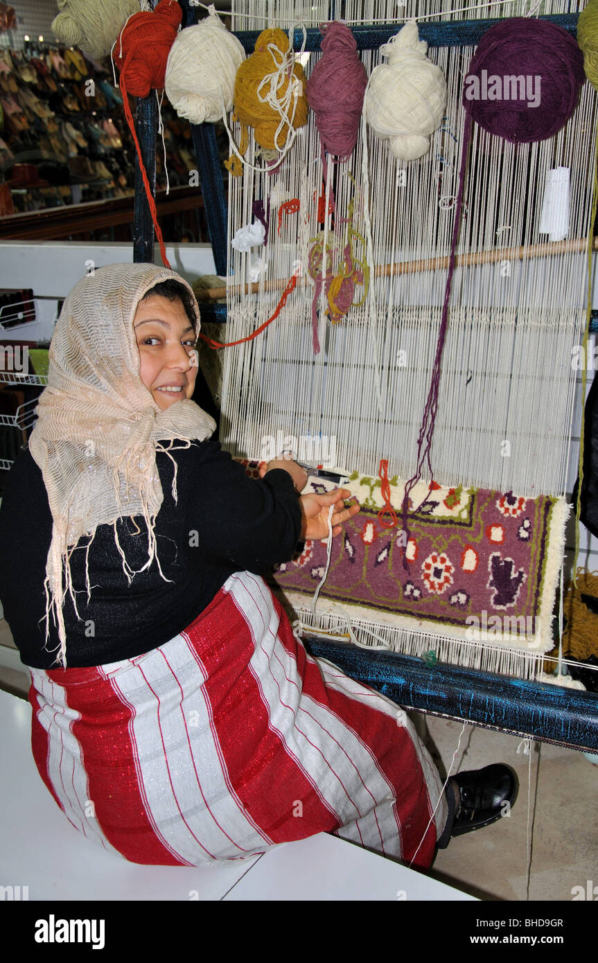 Donna che fa il tappeto sul telaio, Sousse, Sousse Governatorato, Tunisia Foto Stock
