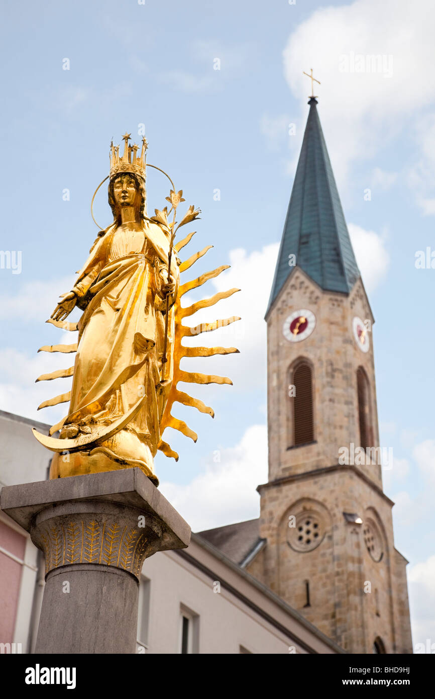 Colonna mariana e la Chiesa in Waldkirchen, Baviera, Germania, Europa Foto Stock