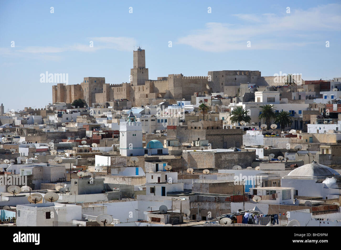 Vista su Medina che mostra Kasbah in distanza, Sousse, Sousse Governatorato, Tunisia Foto Stock