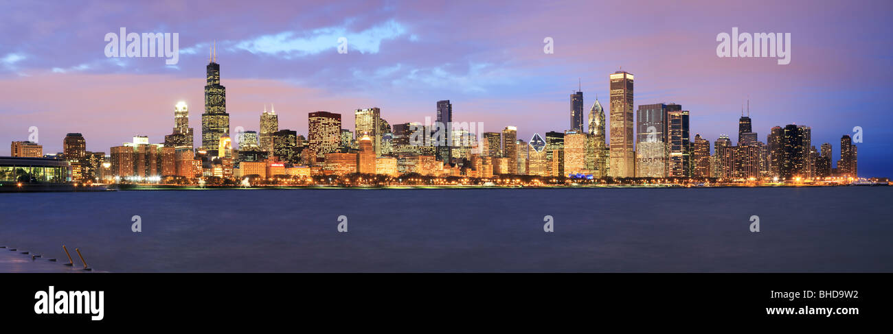 Sullo skyline di Chicago visto sul lago Michigan Foto Stock