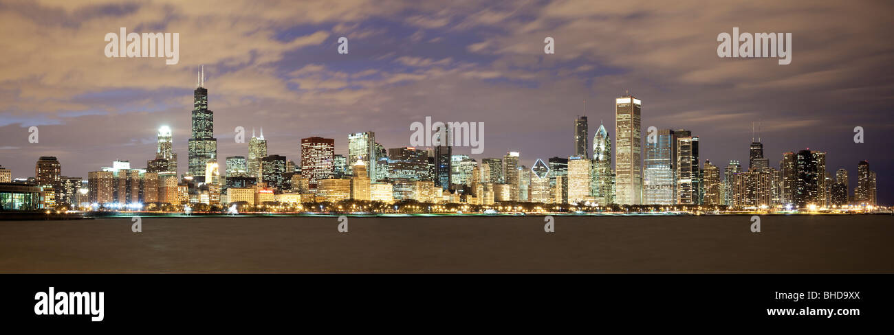 Sullo skyline di Chicago visto sul lago Michigan Foto Stock