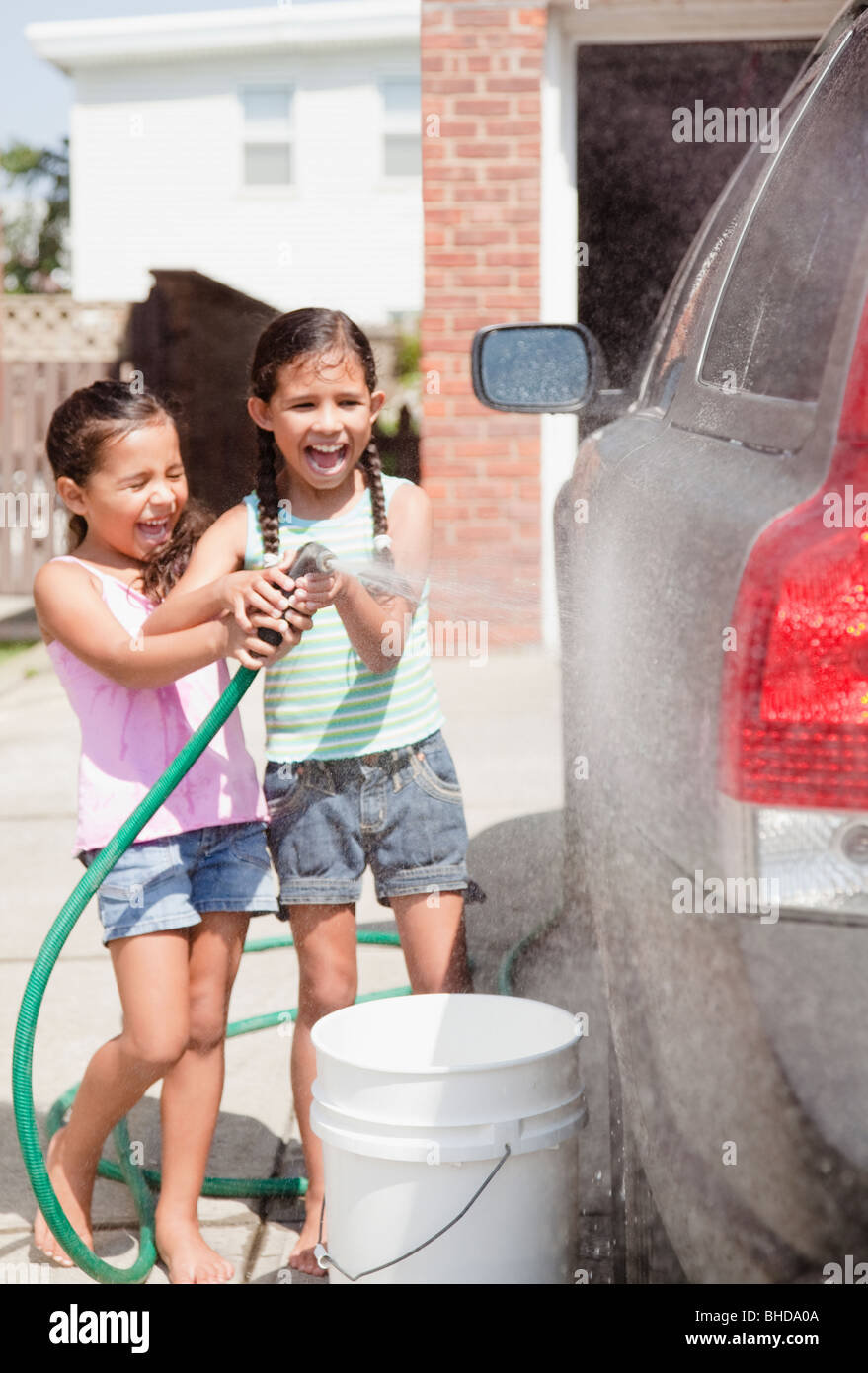 Le ragazze di origine ispanica il lavaggio auto Foto Stock