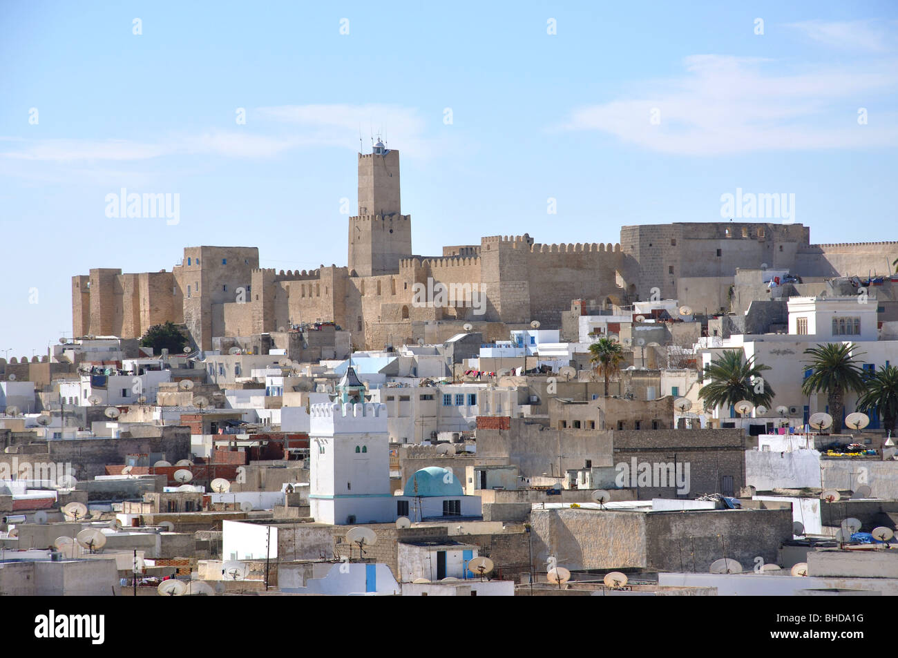 Vista su Medina che mostra Kasbah in distanza, Sousse, Sousse Governatorato, Tunisia Foto Stock