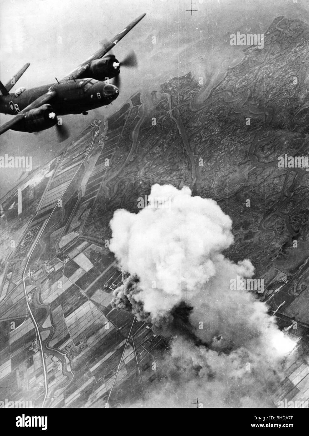 Eventi, Seconda guerra mondiale / seconda guerra mondiale, guerra aerea, bombardamento medio degli Stati Uniti Martin B-26 "Maarauder" dell'aeronautica sudafricana (SAAF) durante un raid aereo su un deposito tedesco di munizioni vicino a Venezia, 1944 / 1945, Foto Stock