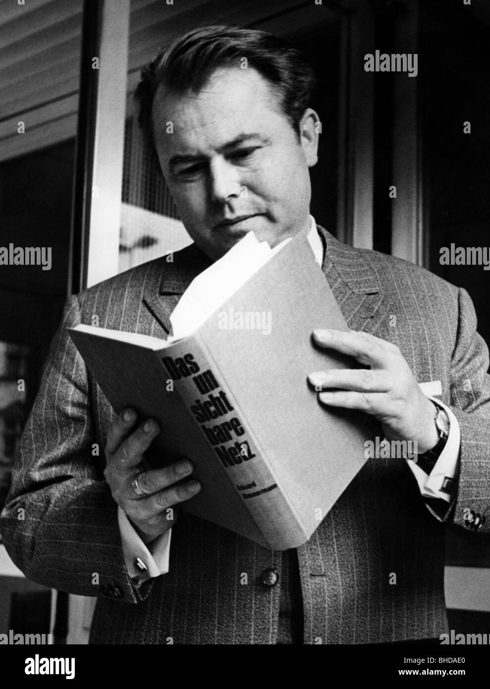 Zimmermann, Eduard, 4.2.1929 - 19.9.2009, giornalista tedesco, presentatore TV, mezza lunghezza, giugno 1970, presso il tribunale distrettuale di Francoforte, testimonianza nella causa contro Didier Tourres, libro di lettura, Foto Stock